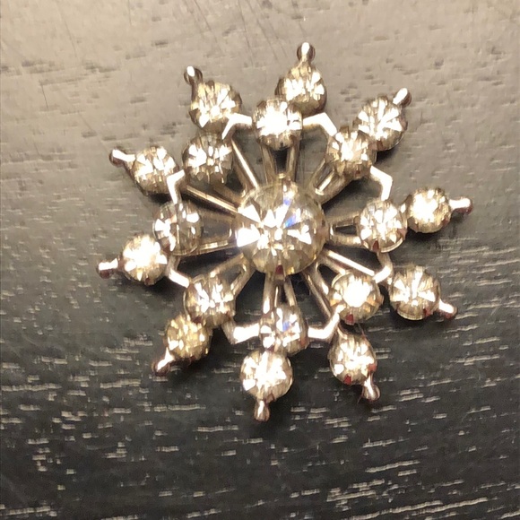 Vintage snowflake prong set Rhinestone brooch. - Picture 4 of 8